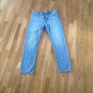 Ljusblå jeans från Jack & Jones - Säljer ett par ljusblå jeans från Jack & Jones med en relaxed passform. 32/34 Jeansen är använda men väldigt få gånger