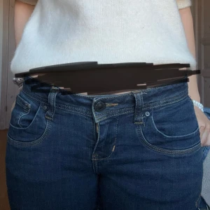 Mörkblå bootcut Jeans  - Lågmidjade bootcut jeans från LTB i model valerie, W27/L30. Lite urtvättad färg och det förekommer slitningar längst ner på byxorna (syns på sista bilden) 💗💕