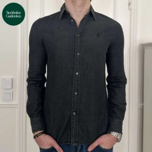 Jeansskjorta Ralph Lauren  - Jeansskjorta från Polo Ralph Lauren | Storlek: M - Skicket på skjortan är väldigt bra utan defekter - Vårat pris: 549kr - Nypris: 1399kr - Modellen är 187cm och väger 80kg. 