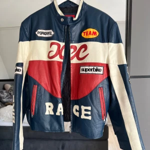 Vintage läderjacka  - Cool vintage biker läderjacka med lätt fordring. Tyvärr stor på mig, storlek 48