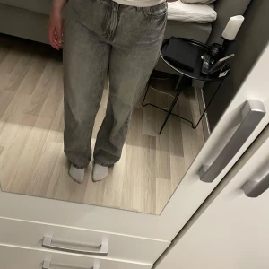 Grå jeansbyxor - Säljer ett par grå visa jeansbyxor. De är raka i modellen och har en dragkedja framtill.