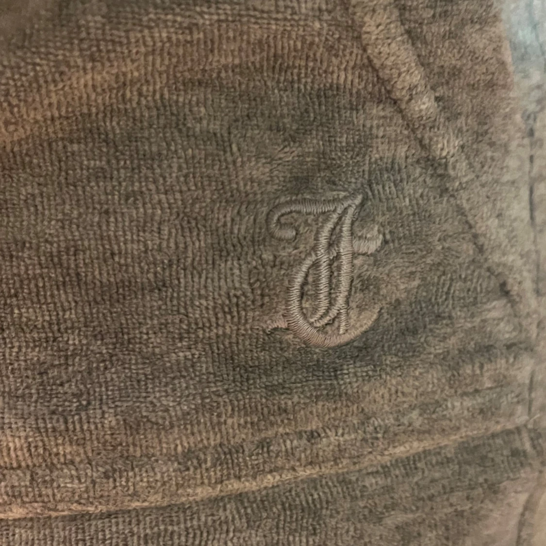 Grå byxor från Juicy Couture - 1