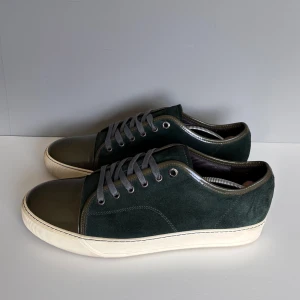 Lanvins  - Säljer ett par snygga gröna lanvins i storlek UK10 (EU44), cond 9/10 perfekt skick förutom missfärgning på ena toecapen. Tillkommer endast skor!