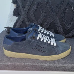 Saint Laurent skor - Intressekoll på dessa sjukt feta ysl court classic skorna i nyskick, dessa skor är endast använda ett fåtal gånger och är så gott som nya! Allt og medkommer! Box, dustbag och ysl kort.Populär och sällsyn colorway och svåra att få tag på. Kontakta mig via funderingar! Självklart äkta ✅