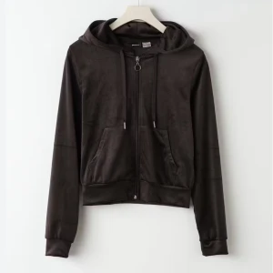 velour zip up hoodie - I storlek xs inga defekter alls är nästan som nyskick. säljer för 100kr❤️