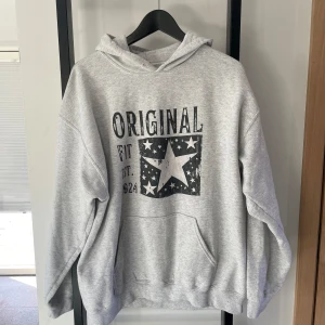 Original Hoodie - En snygg hoodie från scndi. Har knappt använt den då den är för stor för mig. Storlek L