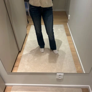 Mörkblå ltb jeans - Säljer ett par mörkblå lågmidjade jeans från ltb i storlek W28/L32. Det är i bra skick och inte några synliga defekter eller fel på dem även fast de är väl använda!