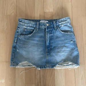 Snygg jeanskjol från Pull&Bear storlek S. W26-27💗 - Snygg blå jeanskjol från Pull&Bear med slitna detaljer.💗W26 S.