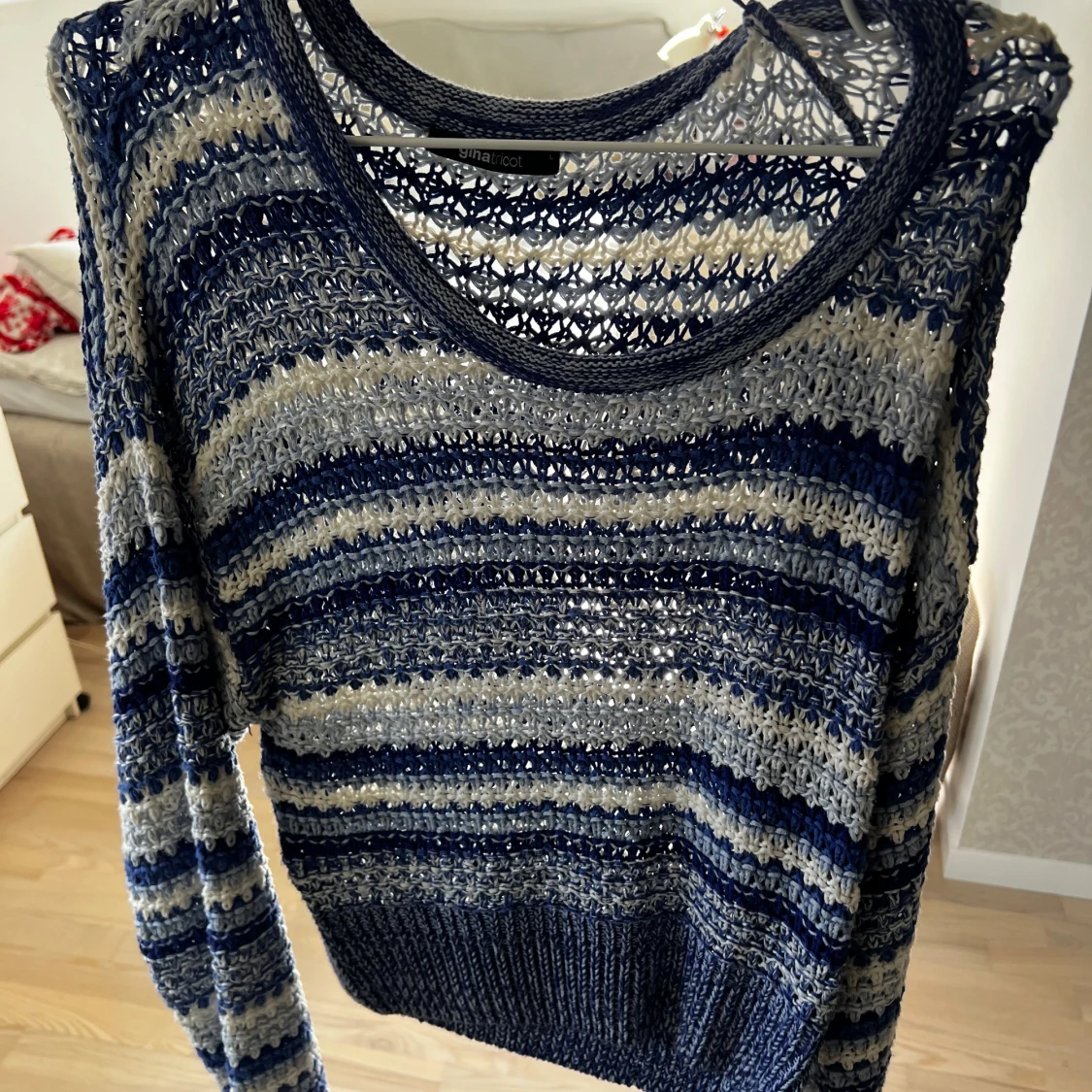 Randig stickad tröja från Gina