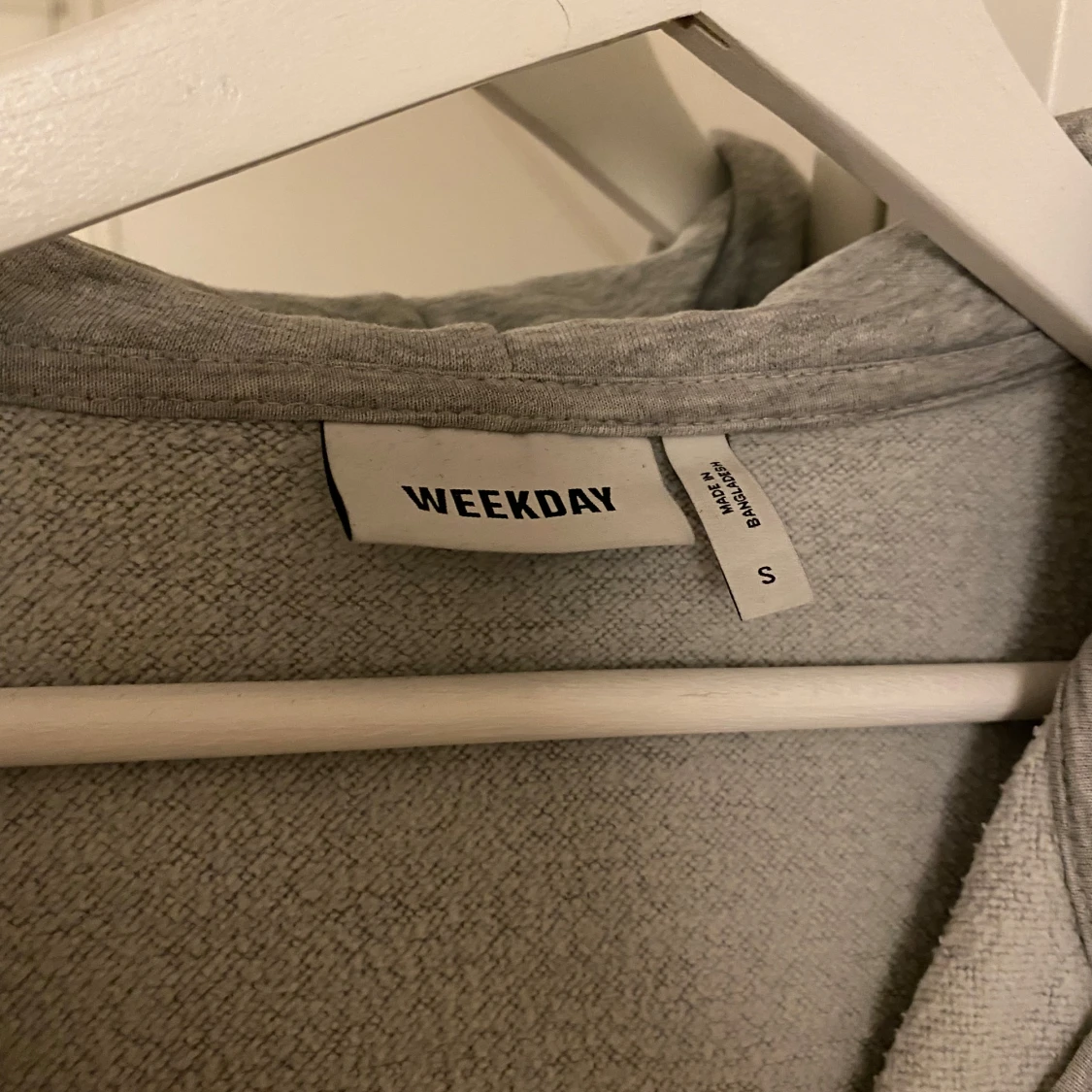 Grå zip hoodie från Weekday - 2