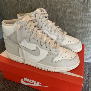 Nike Dunks - Säljer mina Nike Dunks i storlek 38,5.   De är knappt använda och därför i bra skick. Köpte dem här på plock