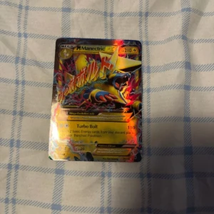Pokémonkort M Manectric EX - Säljer ett Pokémonkort av M Manectric EX med en färgglad och glansig design. Kortet har en kraftfull illustration med blixtar och japansk text. Perfekt för samlare eller spelare som vill förstärka sin kortlek.