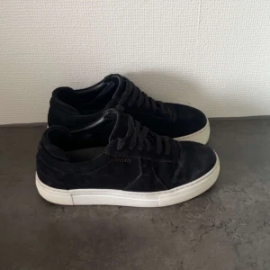 Axel arigatos - Axel Arigato: Köpta i höstas och använda till och från. Mockan är mycket fräsch, inga större skavanker men som sagt så är dem använda. Mer bilder finns privat för den intresserade. (Pris går att diskuteras). 💞