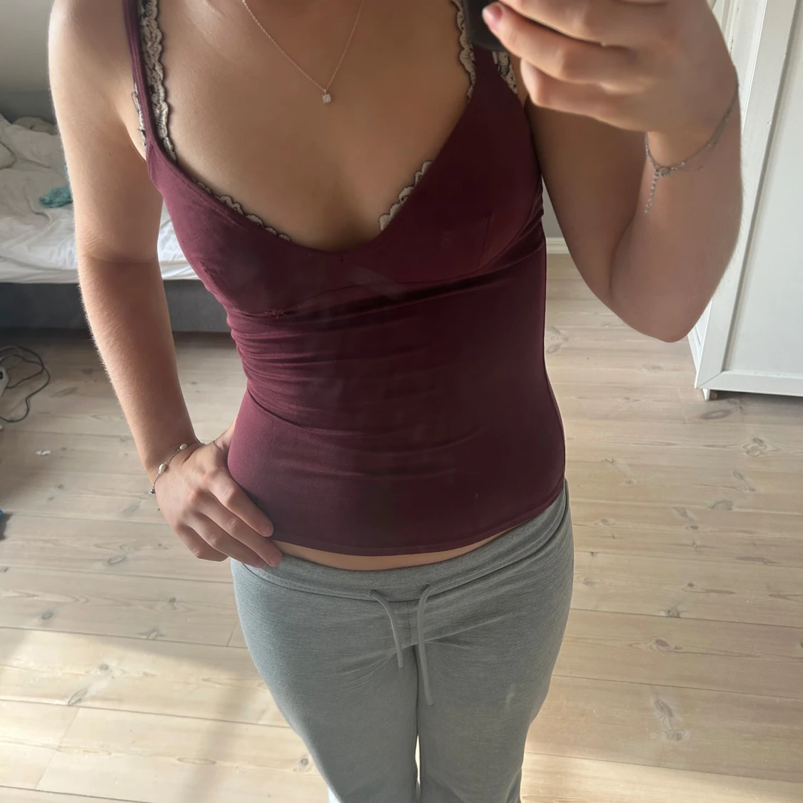 Vinrött linne med smala axelband 