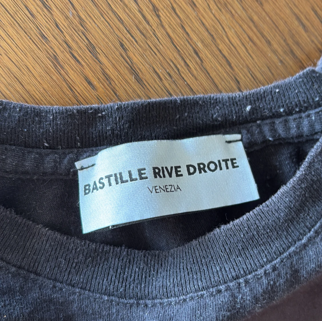 Svart t-shirt med boxningsmotiv från Bastille Rive Droite - 2