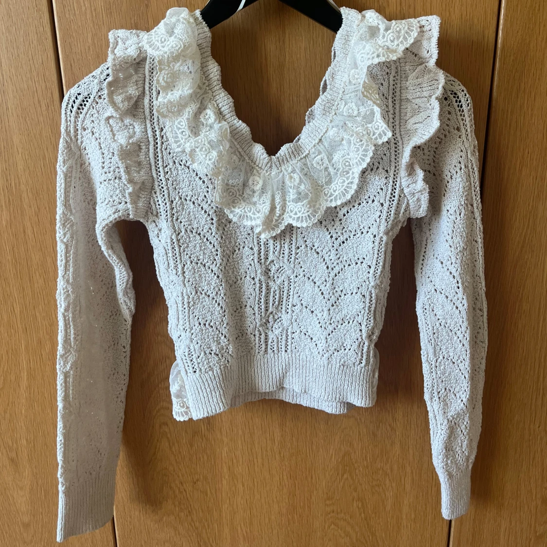 Vit stickad tröja med volangdetaljer - 1