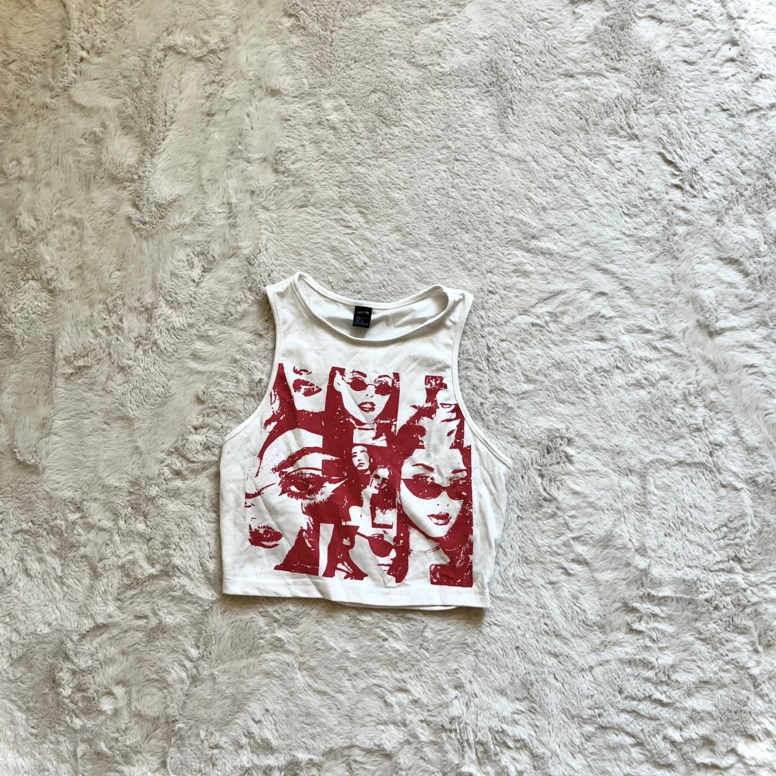 Vit croppad linnetopp med rött tryck