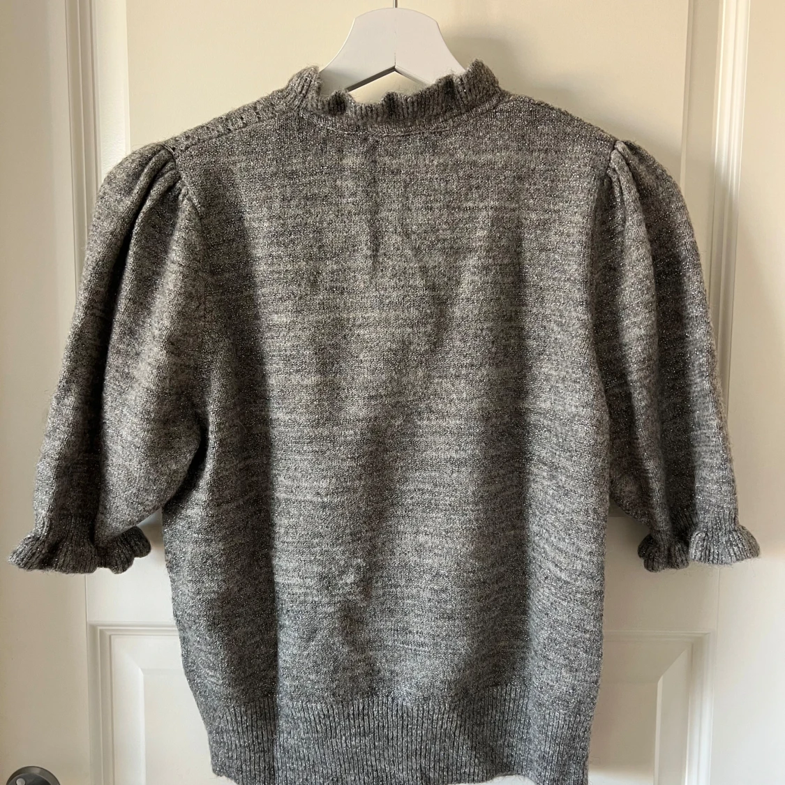 Grå glittrig tröja från Holly & Whyte - 2