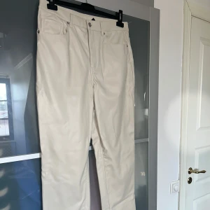 Beige skinnbyxor från Divided - Snygga beige skinnbyxor byxor från Divided i storlek XL. Byxorna har en klassisk design med fem fickor och knappgylf. Perfekta för en stilren look.