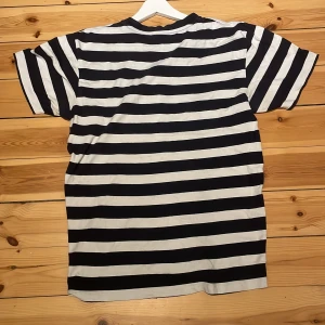 Randig t-shirt från Marc O'Polo - Storlek small/medium. Tveka inte på att skriva