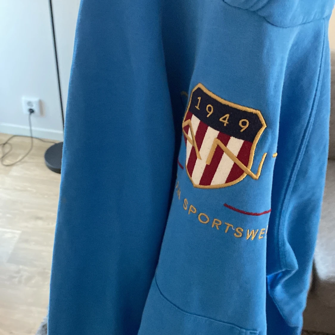 Blå hoodie från Gant jätte snyggt passa med allt - 3