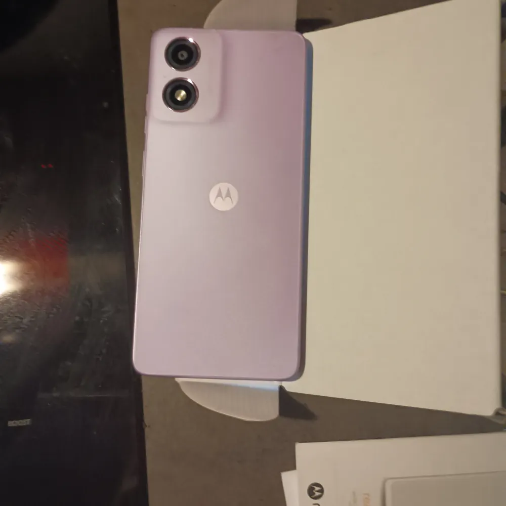 Säljer en Motorola Moto E22 smartphone med en 6,5-tums HD-skärm och stereohögtalare med Dolby Atmos. Telefonen har en stilren design och kommer i en elegant lila färg. Perfekt för dig som vill ha en pålitlig och snygg telefon, köptes i vintras som tillfällig mobil är i mkt fint skick köpte i butik Eksjö för 1200kr allt medföljer som nyköp . Muu.
