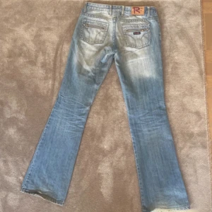 Lowwaist Bootcut jeans  - Lågmidjade Bootcut jeans, sjukt snygga, säljer då de tyvärr blivit för små. Se sista bilden för att se hur de ser ut på.