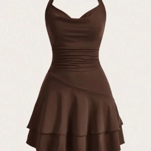 Brun klänning från SHEIN  - Snygg brun klänning med halterneck och volangdetaljer. Perfekt för en stilren look med en figurnära passform och kort längd. Helt onavänd!