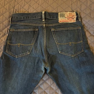 Ralph Lauren Jeans - Riktigt snygga Ralph Lauren jeans med en najs baktagg. Storlek  32/34. Använda några gånger men i mycket bra skick . Skriv för frågor!!