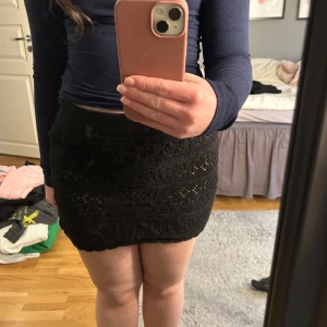 Svart stickad kjol - Snygg svart stickad strandkjol. Genomskinlig