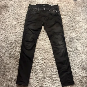 Replay Anbass - Säljer dessa riktigt snygga replay anbass hyperflex. De är i bra skick förutom en liten defekt, se bild 5 som inte syns. Storleken är W30 L32. Skriv gärna över frågor och funderingar, priset kan diskuteras.