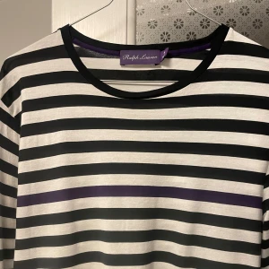 Ralph Lauren Purple Lable Randig långärmad t shirt - Använd > 7 gånger. Inga defekter. Fråga om du har några frågor 