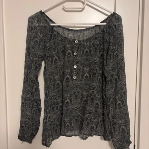 Grå blommig blus från Odd Molly - Säljer en fin grå blus från Odd Molly med blommigt mönster. Blusen har långa ärmar och knappar framtill. Perfekt nu till sommaren. Pris kan diskutera!💗