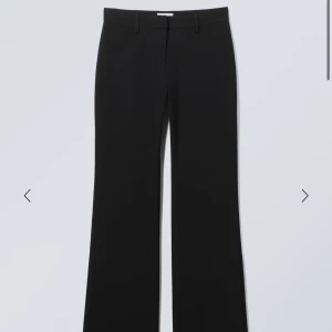 Svarta bootcut kostymbyxor - Eleganta svarta kostymbyxor med en klassisk design. Byxorna har en utsvängd passform och är utrustade med dragkedja och knapp framtill. Perfekta för en stilren look. Midjemått 33, innerbenslängt 83💗