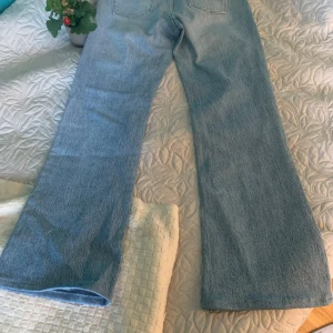 Blå jeans från Abrand Jeans - Snygga blå jeans från Abrand Jeans med en klassisk bootcut-stil. De har en hög midja och är tillverkade i jeansmaterial. Perfekta för en avslappnad look. Har aldrig används. Tyvärr finns inte påsen eller pris lappen kvar då min syster han riva bort den🙈
