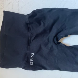 Divina scrunch tights - Divina scrunch tights storlek S, väldigt stretchiga även om de ser väldigt små ut! Finns ett litet hål (se sista bilden). Hög midja, original pris 449 kr