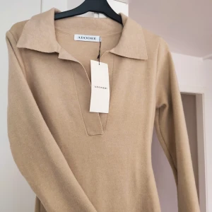 Adoore Biarritz Dress i storlek 36 - Härlig lite tjockare klänning från Adoore. Storlek 36. Klänningen är helt ny med lappen kvar. True to size. Stretchig i materialet.