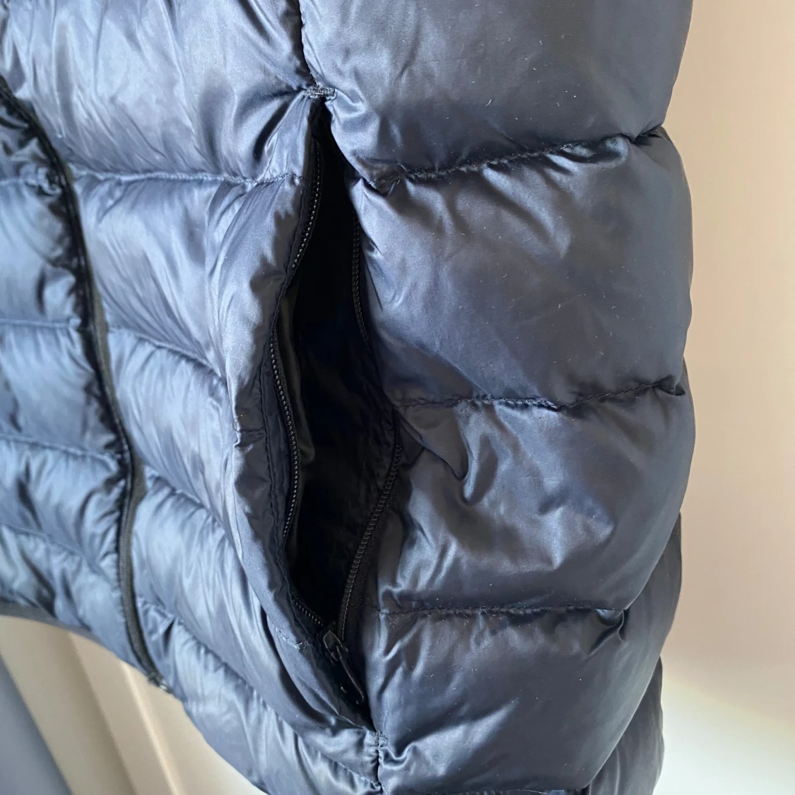 Blå dunväst från Uniqlo - 4