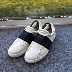 Valentino Opens - Tja. Säljer ett par riktigt unika och sällsynta Valentino Open i en laceless variant! Fint skick. Storlek 43. Kom med prisförslag!