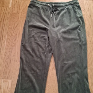 Gröna mjukisbyxor från Gina Tricot - Säljer ett par gröna, jättesköna mjukisbyxor från Gina Tricot. Väldigt bra skick. Pris går att diskutera.