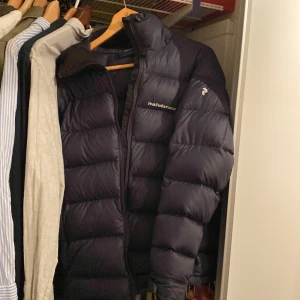 Peak performance jacka - Tjena, säljer denna fina Peak performance jacka som är riktigt snygg! Jackan har en lagning på bild 4 och det ör det ändå som är slitet på jackan men det märks inte vid användning pågrund av den mörka färgen. Annars är den i utmärkt skick! Nypris är typ 4000kr! Mitt pris är 1600 men kan gå ner i pris vid snabb affär!! Tveka inte att höra av er vid funderingar! MVH. Passar dig från 172-180.