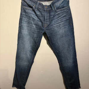 Blå jeans från Jack & Jones - Snygga blå jeans från Jack & Jones. 33/34 Tapered Mike. Använda fåtal gånger Pris kan diskuteras