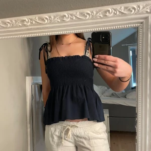 Marinblå topp - Säljer ett marinblått linne som knappt är använd💕