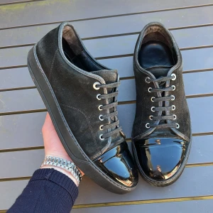 Lanvin - Säljer dessa sjukt snygga lanvins! Uk 9 vilket motsvarar 43-44! Skick 8/10. Defekter, liten skada på ena cap toe, vad ingår, 2st lanvin dustbag, skickar med armband på köpet vid snabb affär! Hör av dig vid minsta fundering🤩