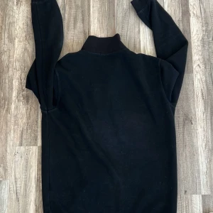 Ralph Lauren zip up  - En fin tröja från Ralph Lauren. Tröjan är svart och är stilren. Tröjan är S men passar även mig som brukar ha M i storlek. Tröjan är knappt använd 