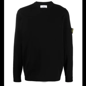 Svart tröja från Stone Island - Tjena! Säljer min vita svarta Island tröja, använd endast två gånger och i toppskick! Storleken är liten XXL, men passar även perfekt för dig som har XL eller L. Grym passform och kvalitet som man kan förvänta sig av Stone Island. Hör av dig vid intresse!