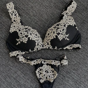 Underklädesset Intimissimi - Underklädesset från Intimissimi i färgen ”Svart/Elfben” Superpushup-behå Gioia storlek 70B Trosa string storlek S✨