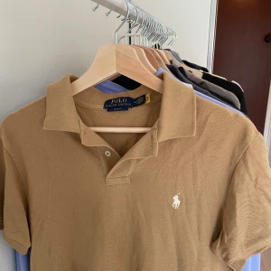 Ralph lauren pikétröja - Ralph lauren piké i storlek M, endast använd ett fåtal gånger. Skulle uppskatta till 5 gånger. Säljer pga att den ej kommer till användning.
