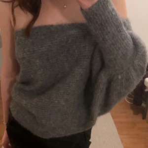 Grå offshoulder stickad tröja - En grå jättefin stickad tröja med en arm!!