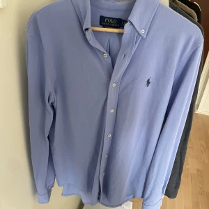 Ralph Lauren skjorta - Ralph lauren skjorta i storlek S. Helt ny, aldrig använd. Inköpt på Zalando för 1 år sedan. Säljer pga att den är för liten och ej kommer till användning.